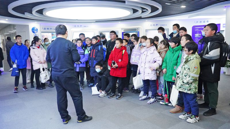 學(xué)生們在展廳里聚精會神地參觀和聽取講解